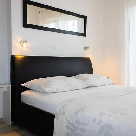 Maris Apartment *